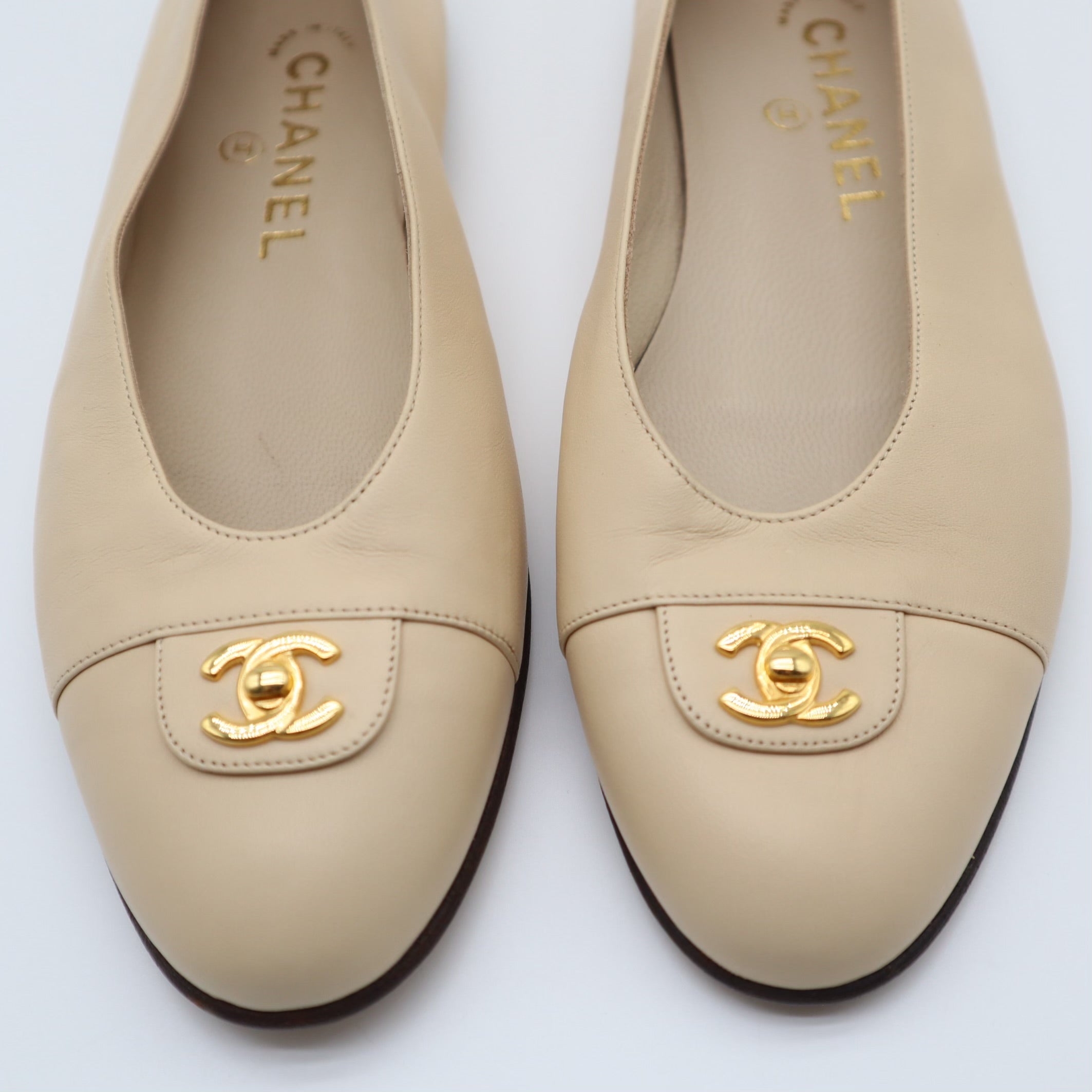 CC Turnlock Vintage Leather Ballet Flats Size 38